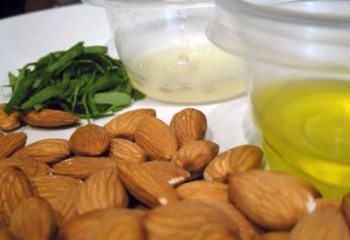 Как использовать миндальное масло для волос