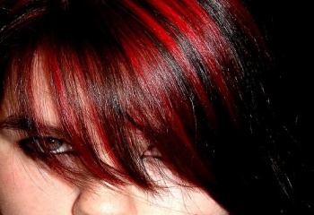 Как уложить косую челку