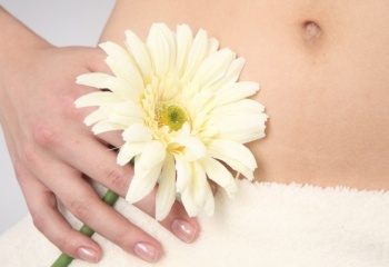 Как убрать волосы в зоне бикини 